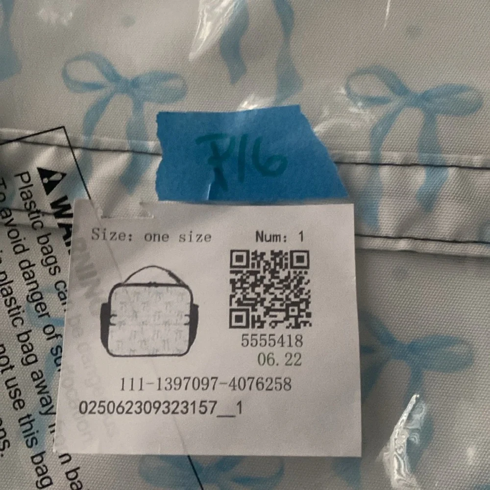 NWT Blue Bow Lunch Box P16
